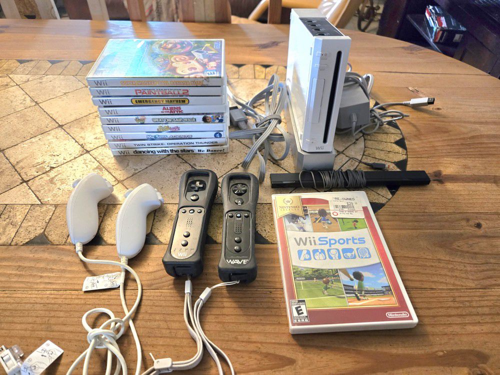 Wii Sports Bundle. Console, 10 Game Lot, 2 Controllers,2 Nunchucks, Loaded