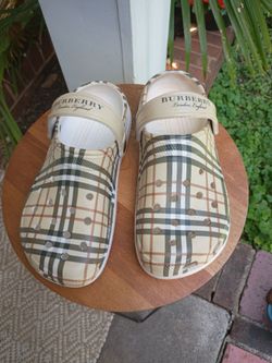 BURBERRY SZ 37 SZ 7 CROC STYLE SANDALS CLOGS