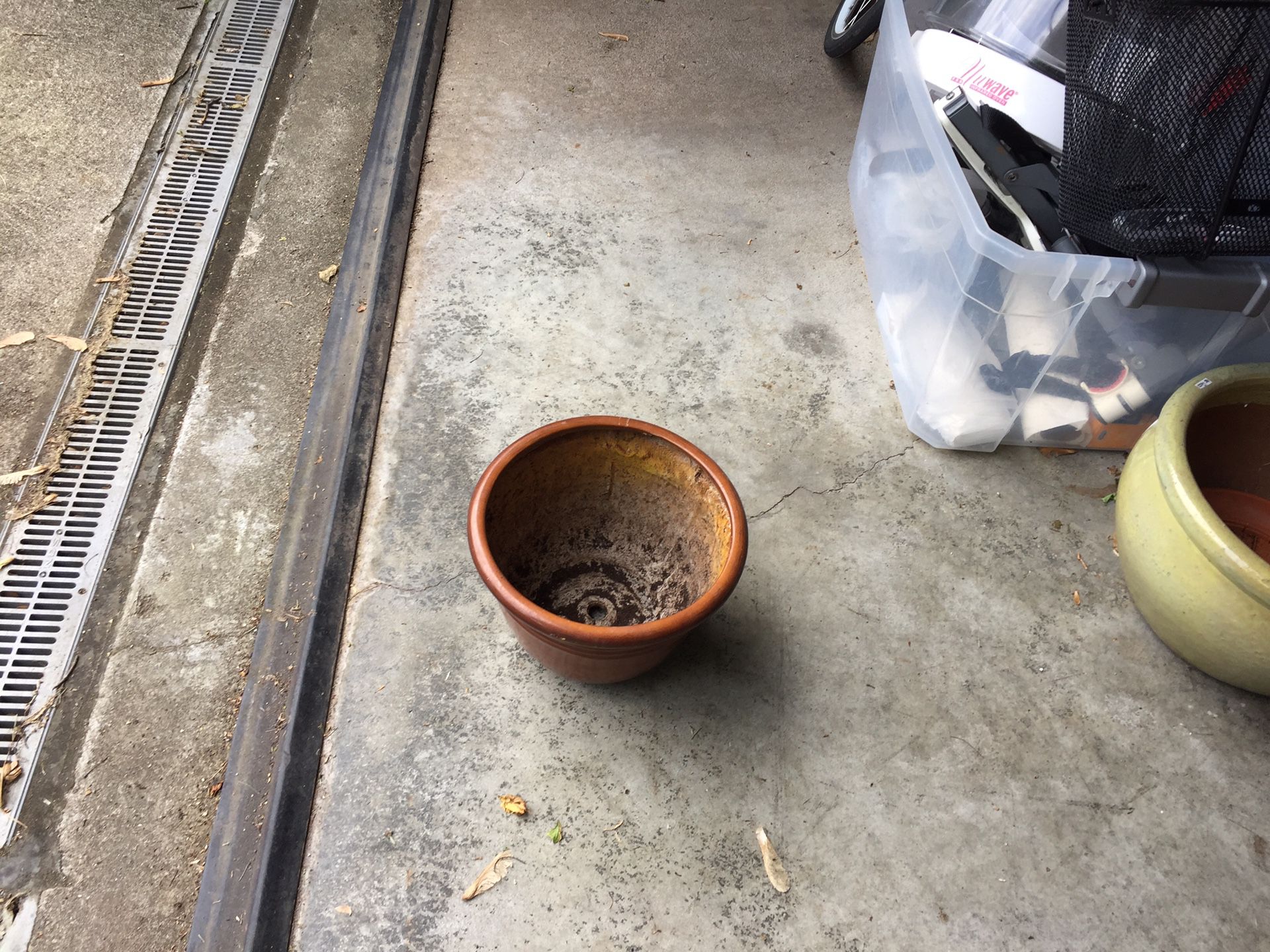 Flower pot used in good condition. Asking $15 and negotiable.