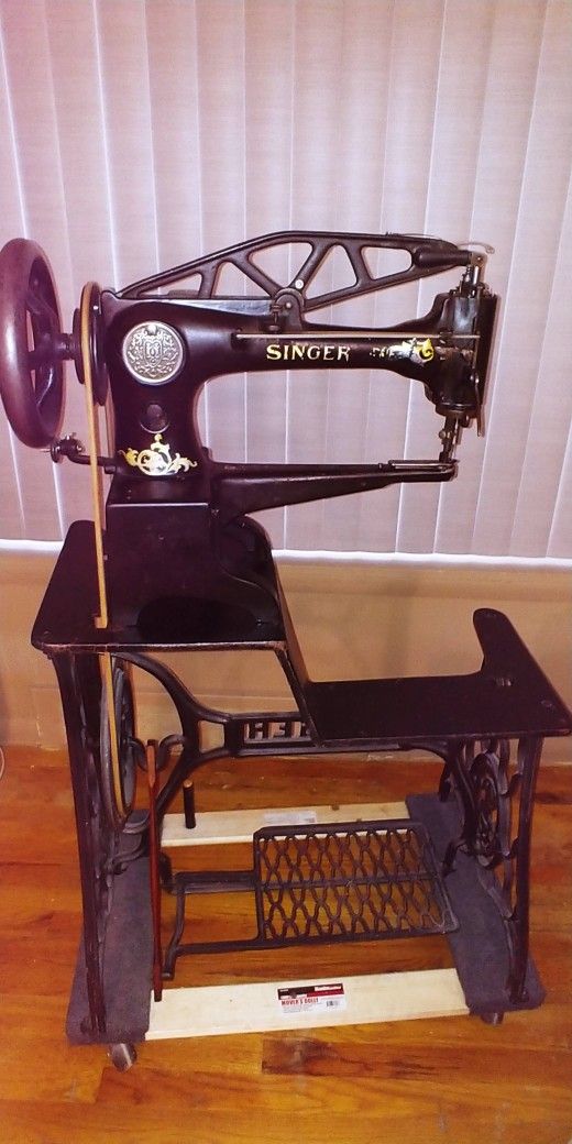SINGER 29-4 LEATHER COBBLER SEWING MACHINE