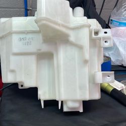 Infiniti G37 Fluid Washer Reservoir