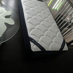 Dreamcloud Hybrid Twin Mattress ❤️