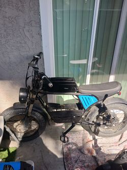 Electric Moped-Style E-Bike Black