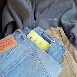 LEVI JEANS VANS SWEATER