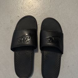 Nike Benassi JDI slides triple black 