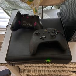 Xbox 360 Black With 2 Controllers 