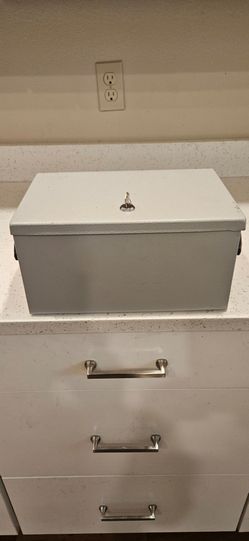 Metal Lockbox with Key