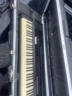 Teclado Roland funciona muy bien con todo estuche