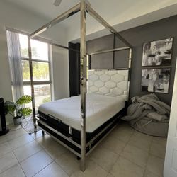 Canopy bed