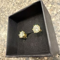 1.0 Ct VVS Yellow Gold Diamond Studs