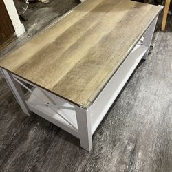 coffee table (39,5”/22”/18”h) in good condition