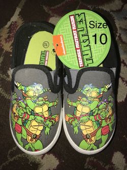 Boys medium shoes size 10 brand new with tag $7 each