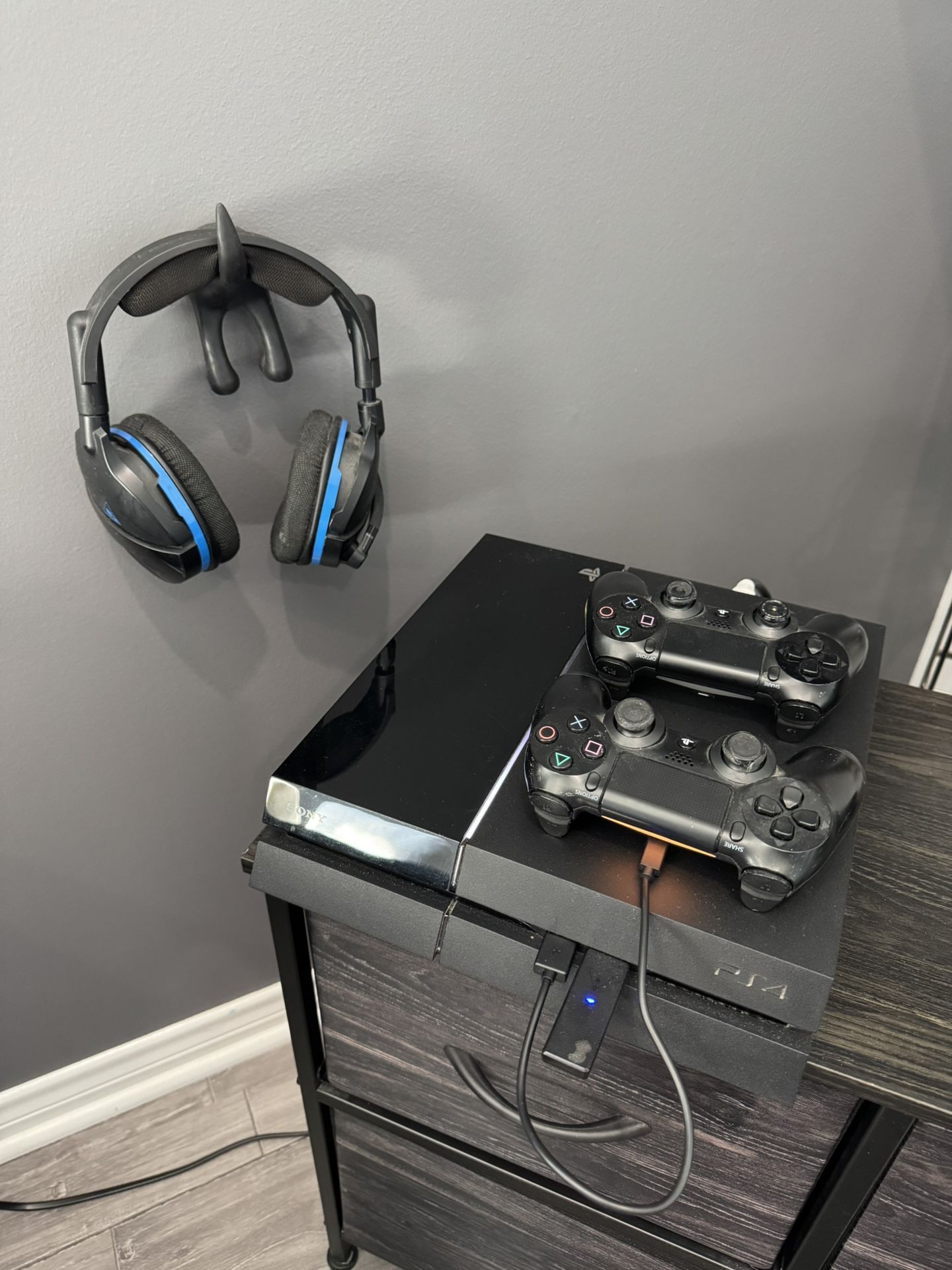 PS4 with 2 controllers + gaming headset