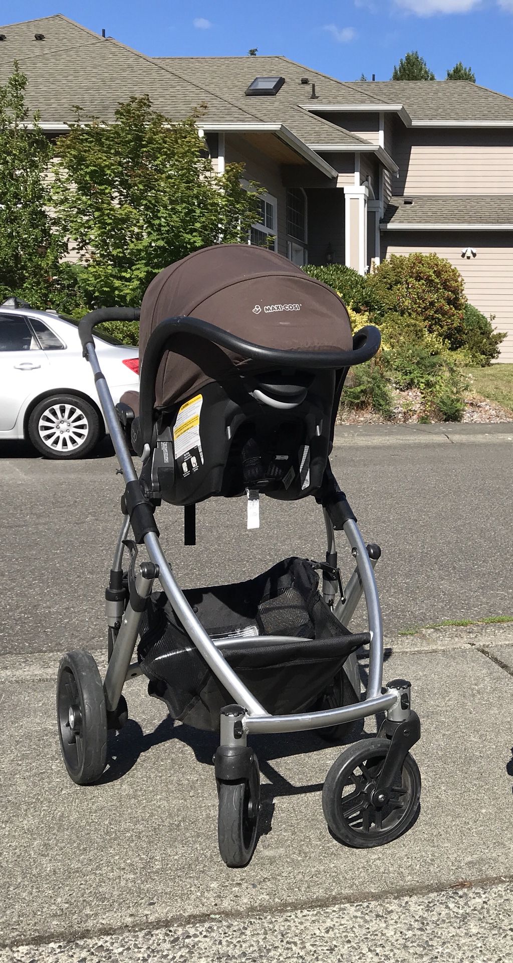Wantrouwen huichelarij blok Maxi-Cosi Micro w/ Uppababy Vista Stroller and Adapter for Sale in  Lynnwood, WA - OfferUp