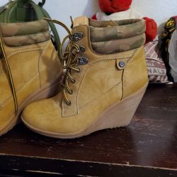 Womens Size 8 Timberland Style Heel Booties