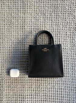 Coach mini bag 100% leather. New, no signs of wear. Black