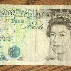 Discontinued in 2002 - Five Pounds of the Bank of England (1990)