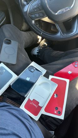 2 IPhone 13 ‘s Both Unlocked one 78% Battery No issues whatsoever