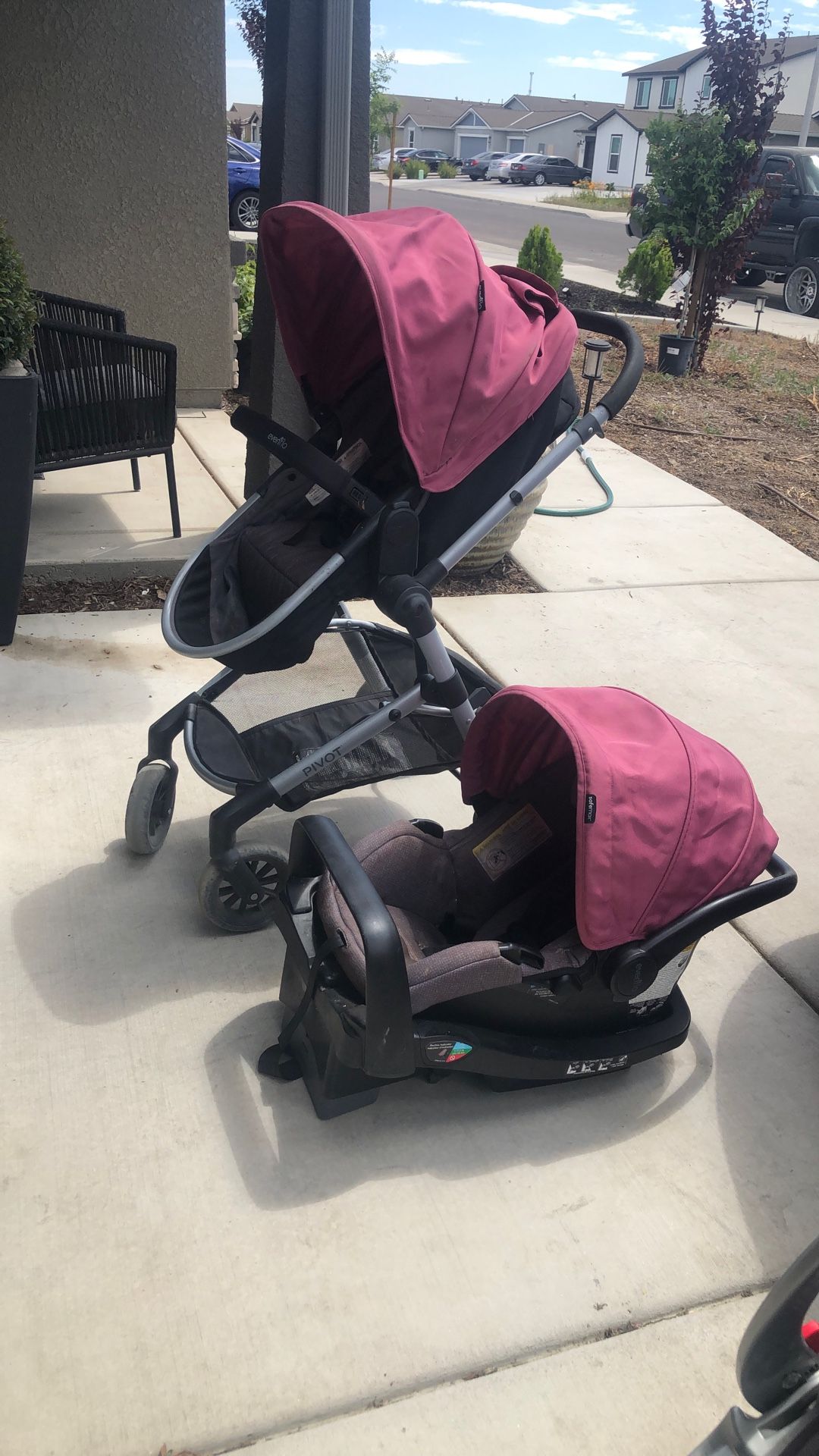 Evenflo Pivot Stroller travel System