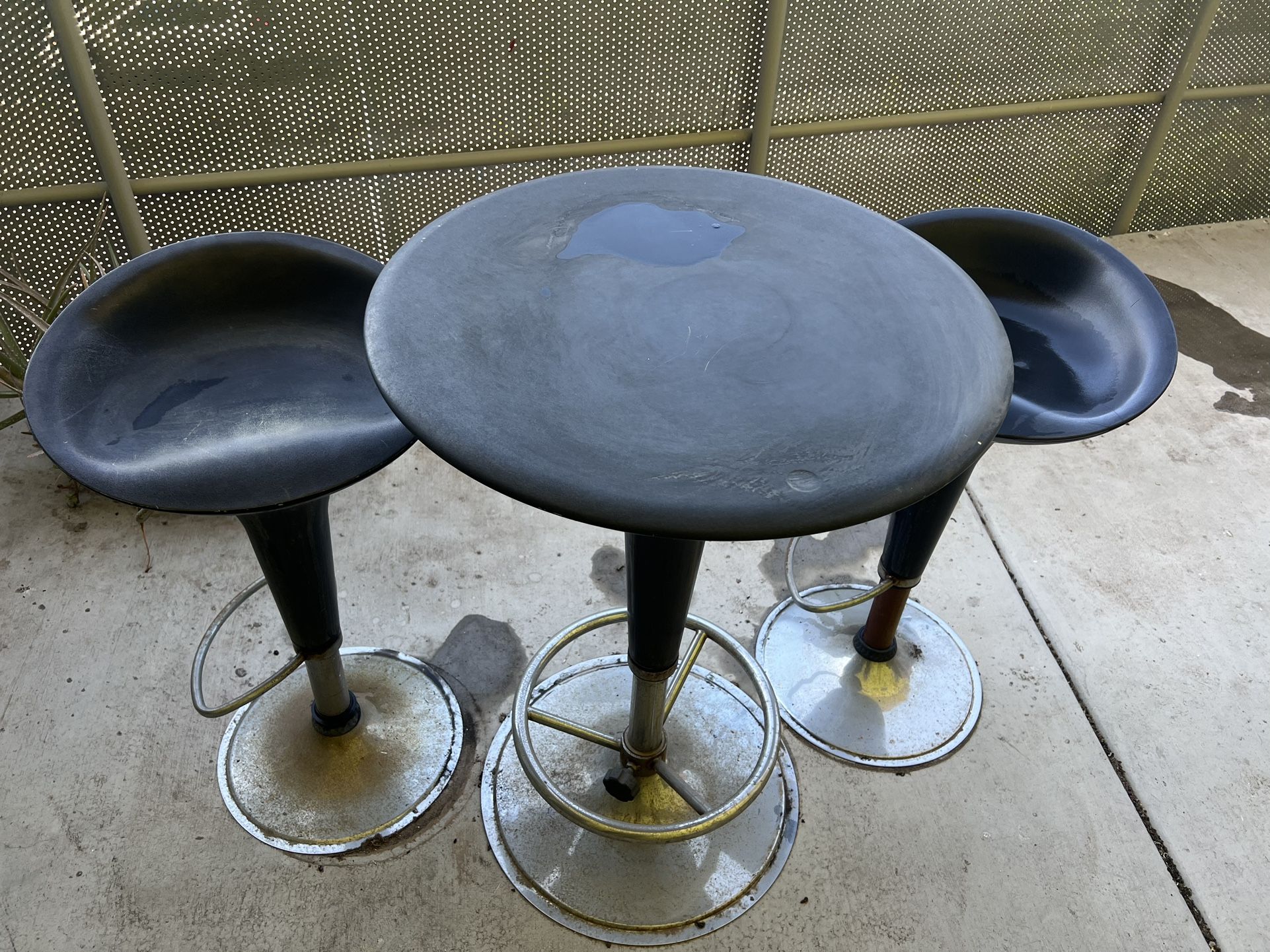 ($482 New) Modern Adjustable Height Swivel Bar Stool with Bucket Seats & Cocktail Table For Outdoor Patio