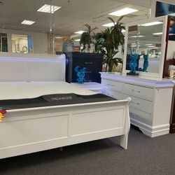 Modern White 5pc Bedroom Set (Brand New) For Sale 40% Off W/ FREE MATTRESS