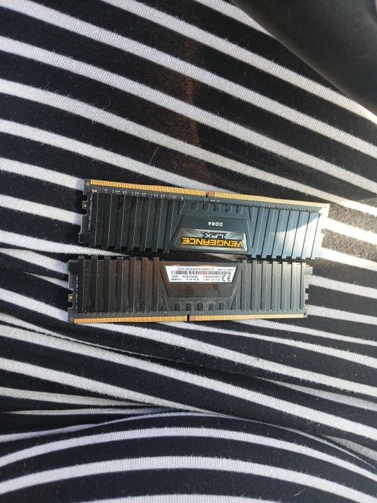 16gb Each. Total Of 32 Gb