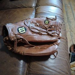 Wilson A800 Series Baseball/Softball Glove 13" RHT 
