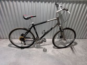 BICYCLE GIANT 21 SPEED SIZE 26 BRAND NEW