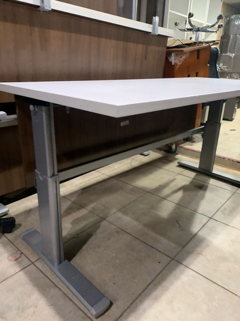 Elegant Training Table, Manual Up/Down Table