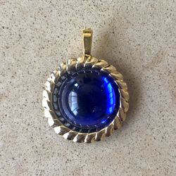 🔵 Beautiful, vintage, transparent blue cabochon in circle gold tone setting pendant