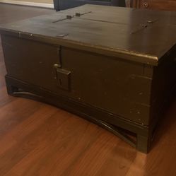 Table/chest 