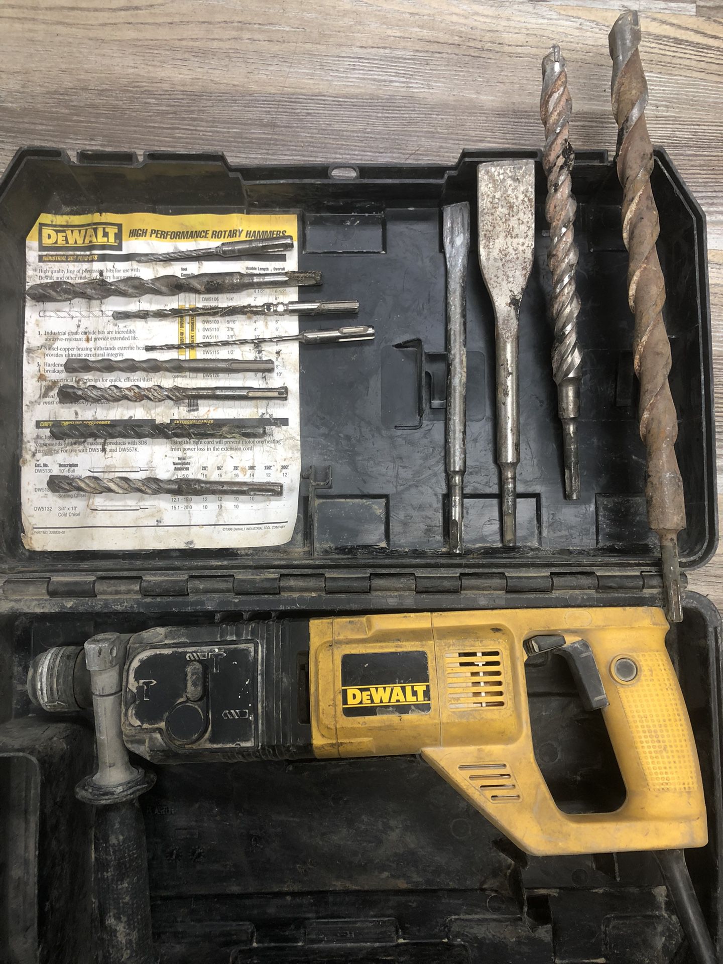 DEWALT HAMMER DRILL WITH DRILL BITS AND BLADES  WORKS GREAT