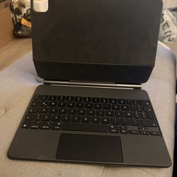 iPad Magic Keyboard 11- Spanish (Latin America) In Good Condition