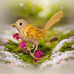ELEGANT- BEAUTIFUL GOLD BIRD BROOCH