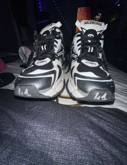 Black and white balenciaga’s runner