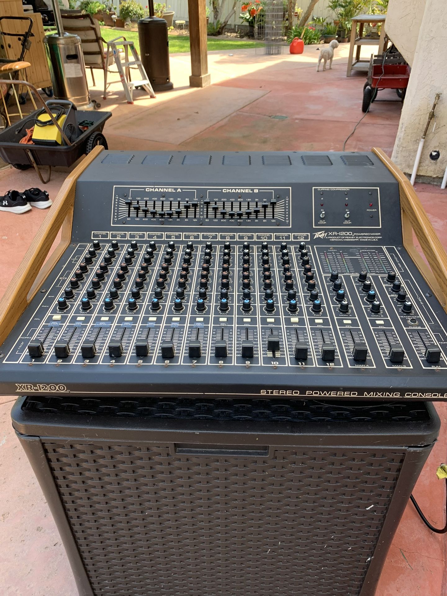 Peavey XR 1200 Powered Build In Mixing Console