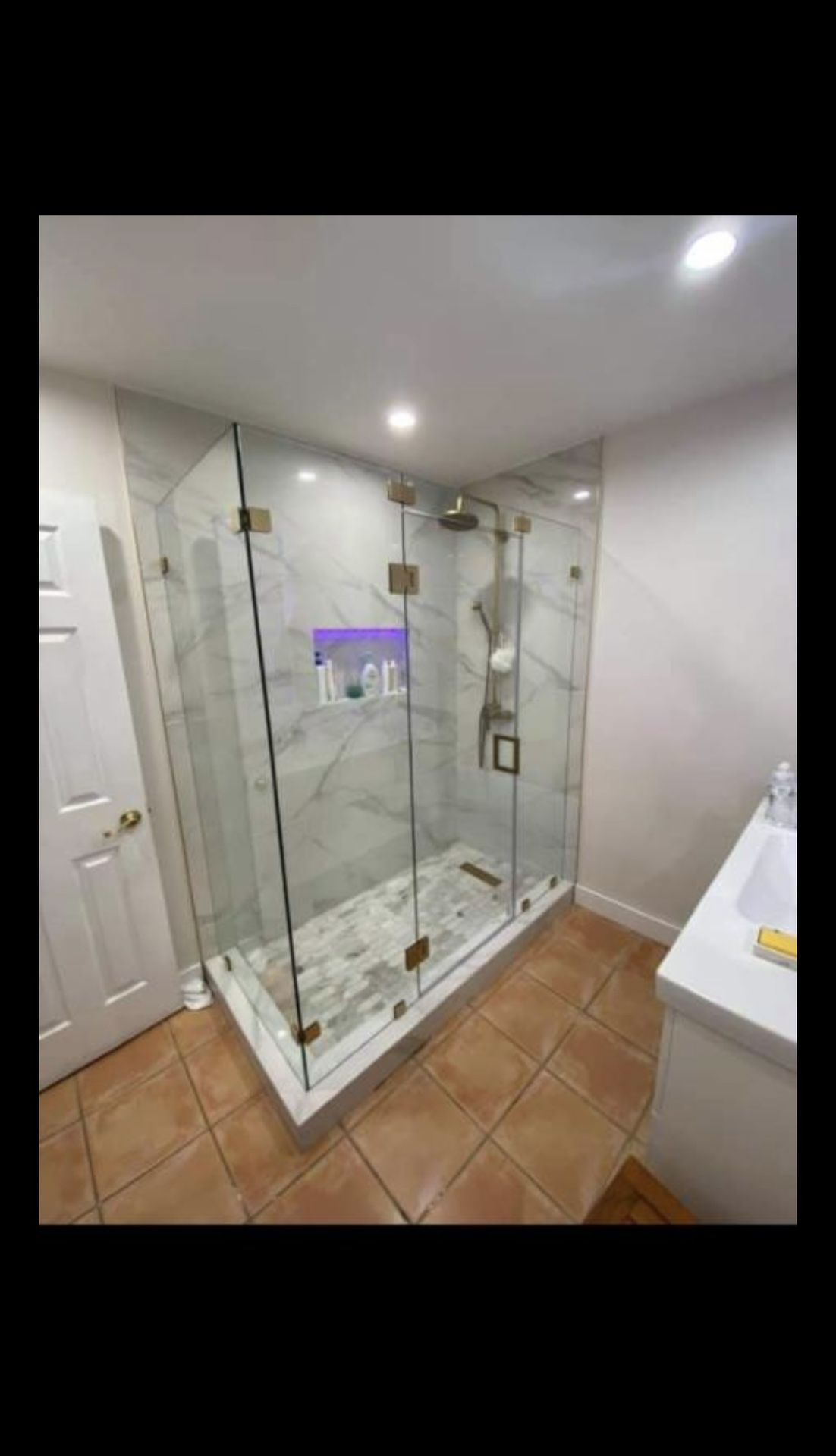 JACK GLASS CORPORATION CRISTALERÍA INTERIOR Y EXTERIOR BAÑOS (contact info removed)