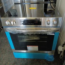 New Frigidaire 30 in Stainless Steel Electric Stove And Convention Oven 