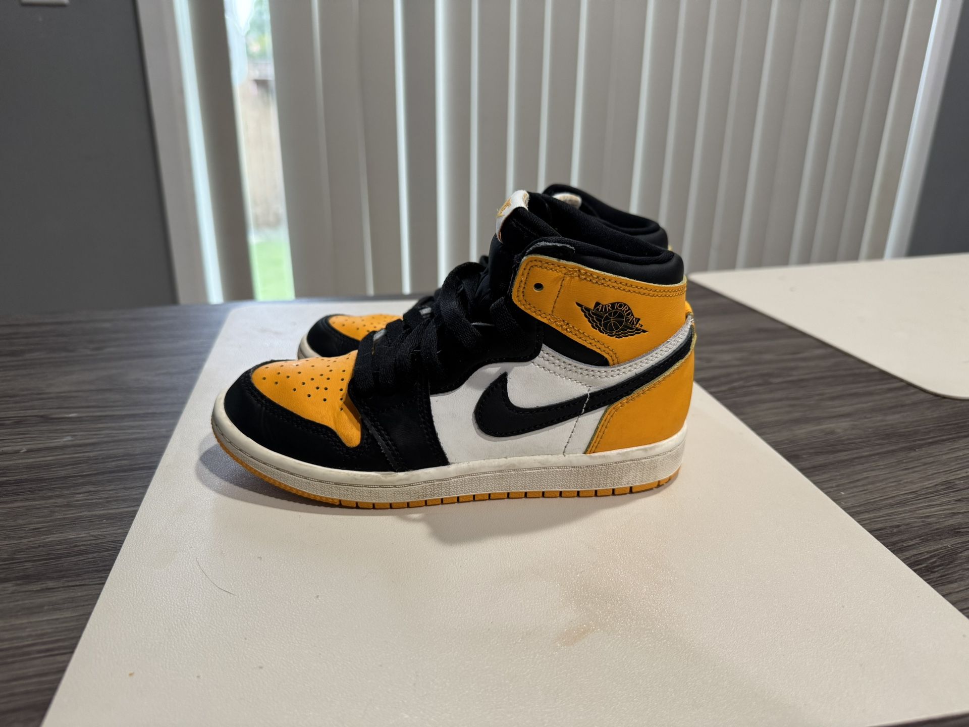 Jordan 1 Retro - Black And Gold (1Y)