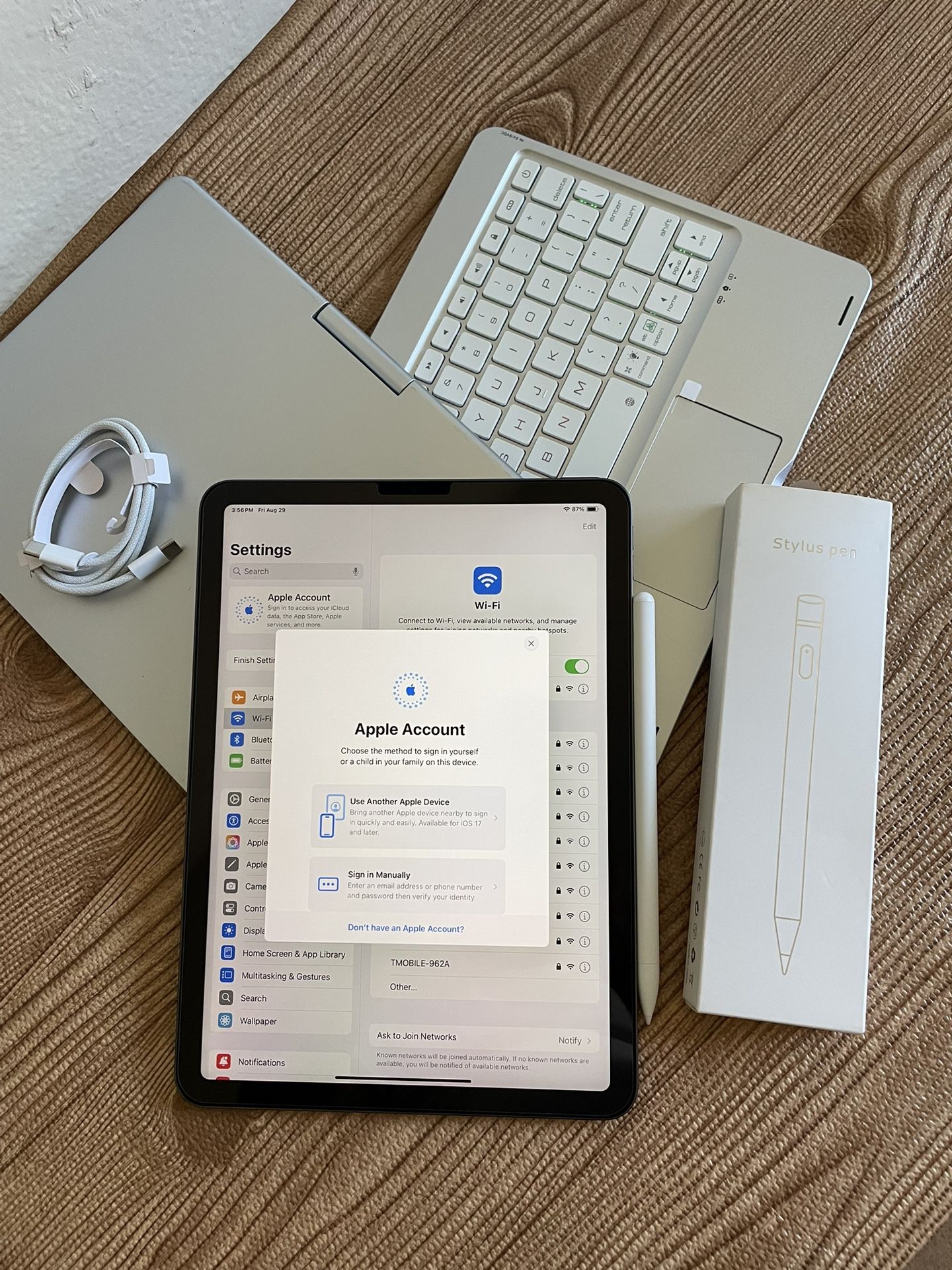 Apple iPad Air 5th Generation (M1 chip / 2022) 64GB with keyboard, pencil & Accessories