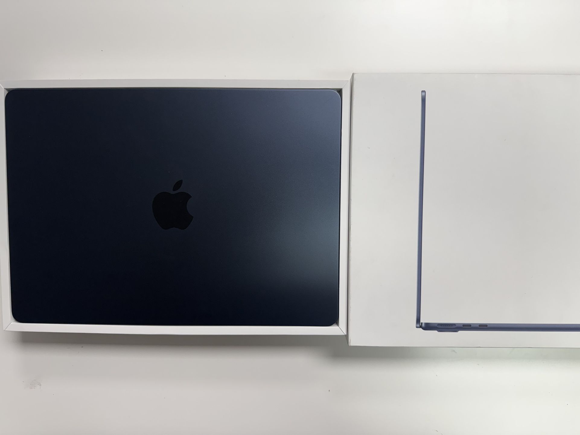 Macbook Air 2025 M4 13.6” 16GB RAM- MEMORY 256GB Open Box