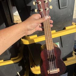UKULELE MAKALA 