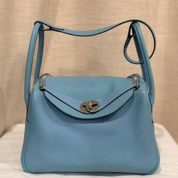 Authentic Hermes Bleu Atoll  Taurillon Clemence Leather Lindy 26 Bag, 2017 Stamp A 