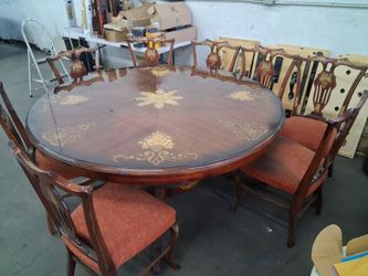 Beautiful Antique Dining Table + 8 chairs 62" Diameter