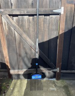 HART 10-Tine Bedding Fork with Fiberglass Handle