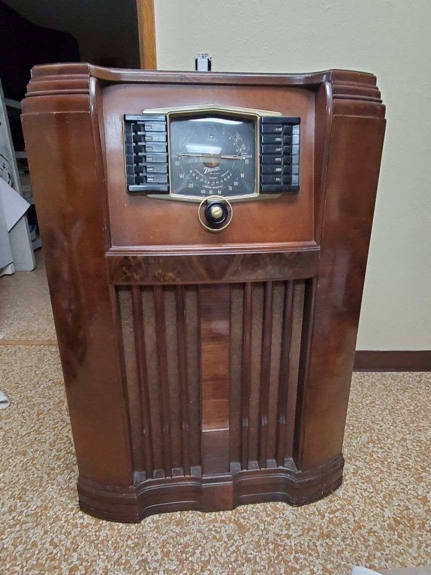 ZENITH FLOOR MODEL RADIO