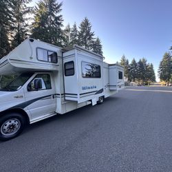 2003 Winnebago mini Winnie 70,000 miles double slide V 10