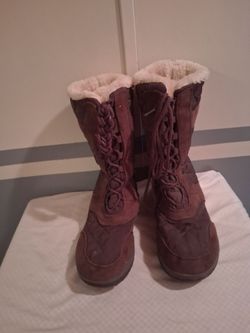 Pair of tasca brown winter boots women's size nine with lace up closures and faux fur lining