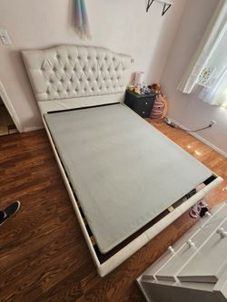 QUEEN-SIZE FULL BED COMPLETE FRAME QUEEN
MATRESS QUEEN
WOOD SUPPORT
VERY NICE AND CLEAN USED 2 WEEKS ONLY IF SOMEONE INTERESTED PLEASE LET ME KNOW PLE