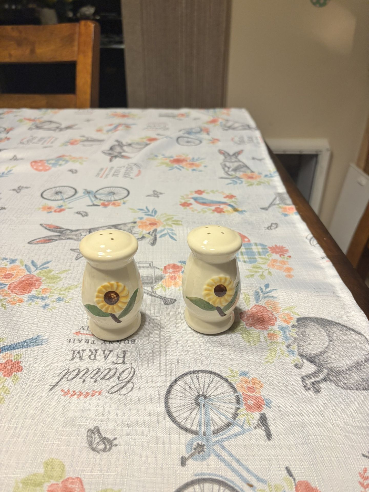 VTG Sunflower Salt & Pepper Shakers SHAWNEE pottery USA 1940s-1950s.